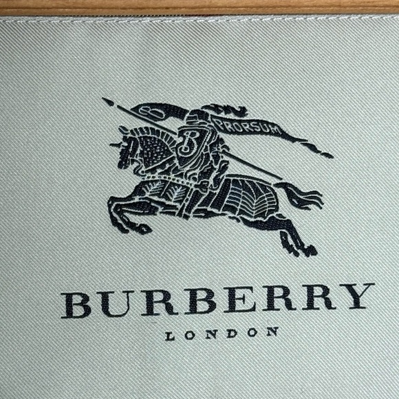 Burberry Women's Raincoat - Classic Elegance for Rainy Days 🌧️ - Picture 7 of 9